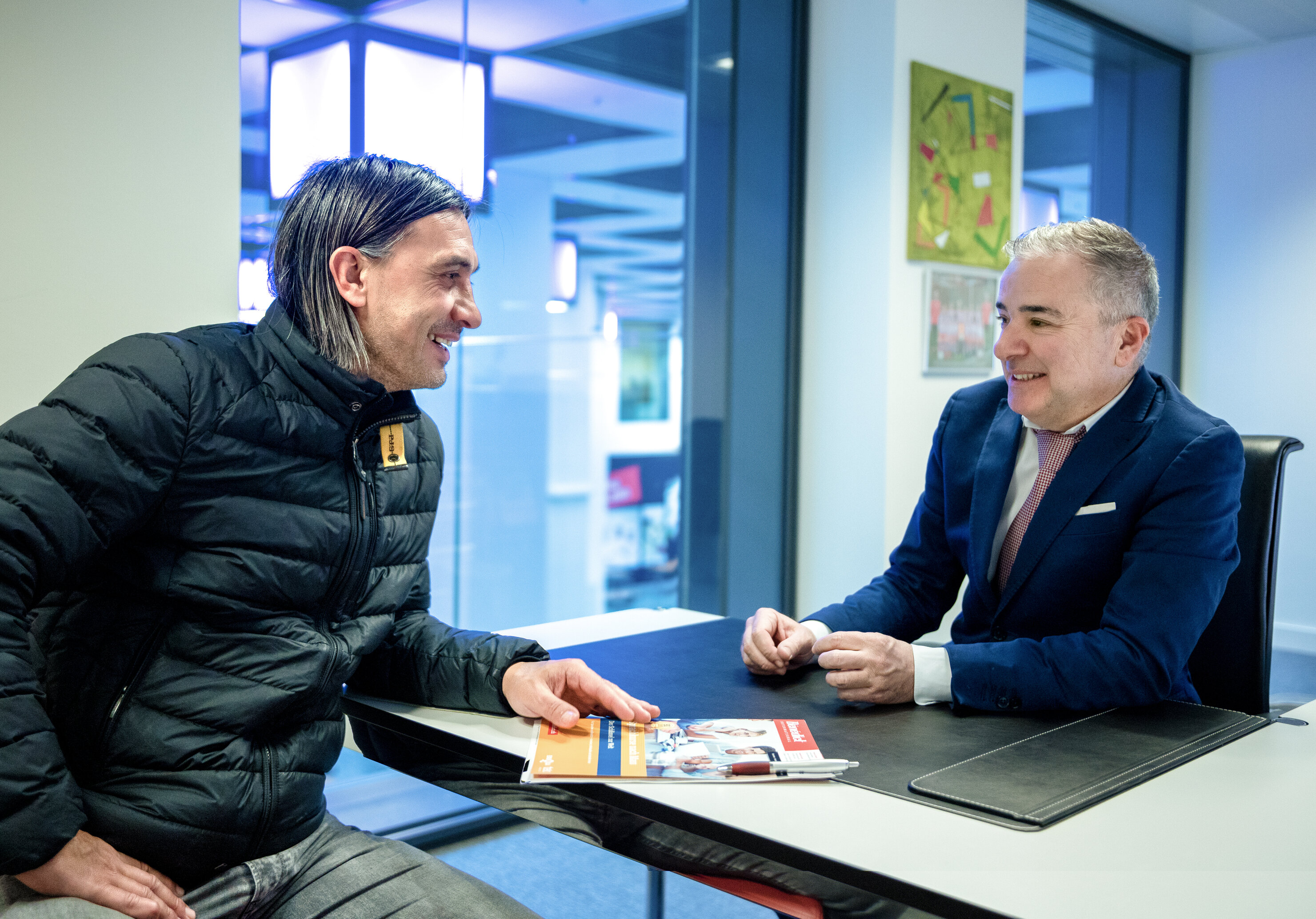 Hakan Yakin Besucht Die Benedict Schule